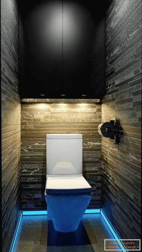Iluminación original en un baño pequeño con un armario colgante