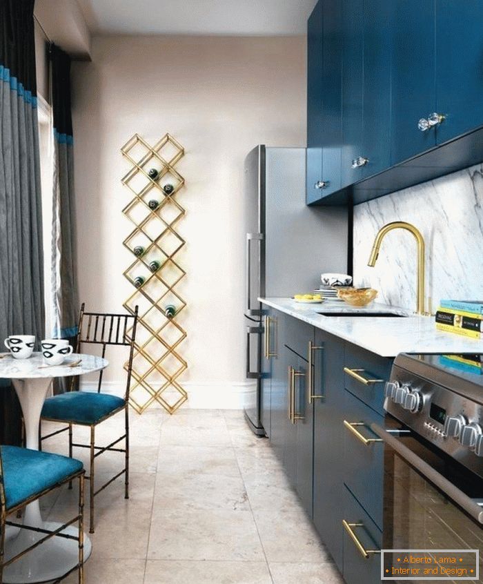 Una cocina azul estrecha