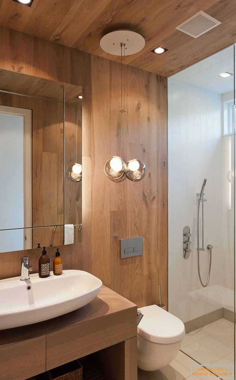 La combinación de madera y azulejos en el interior del baño