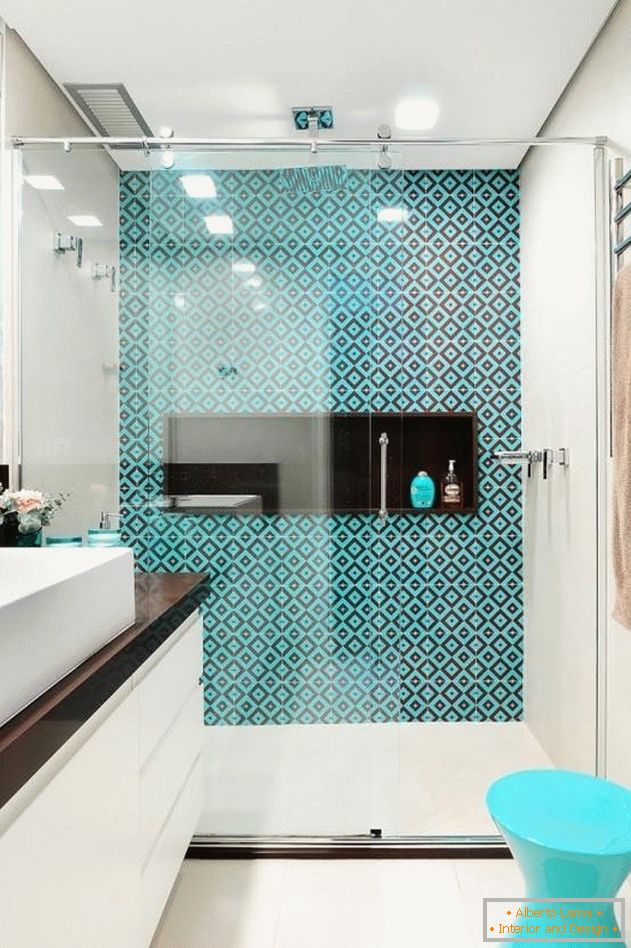 Azulejos turquesa en la ducha