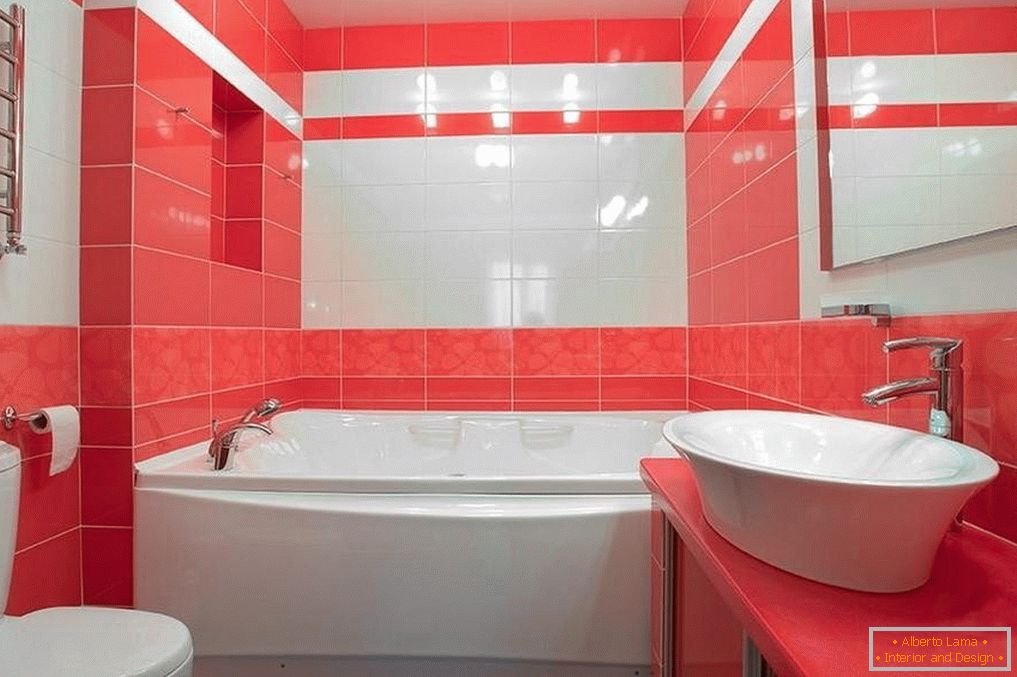 Azulejos blancos y rojos en el baño