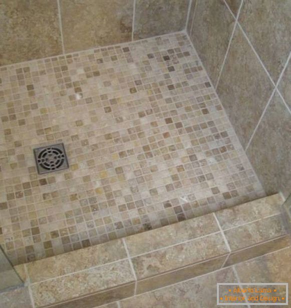 Cabina de ducha с мозаикой на полу