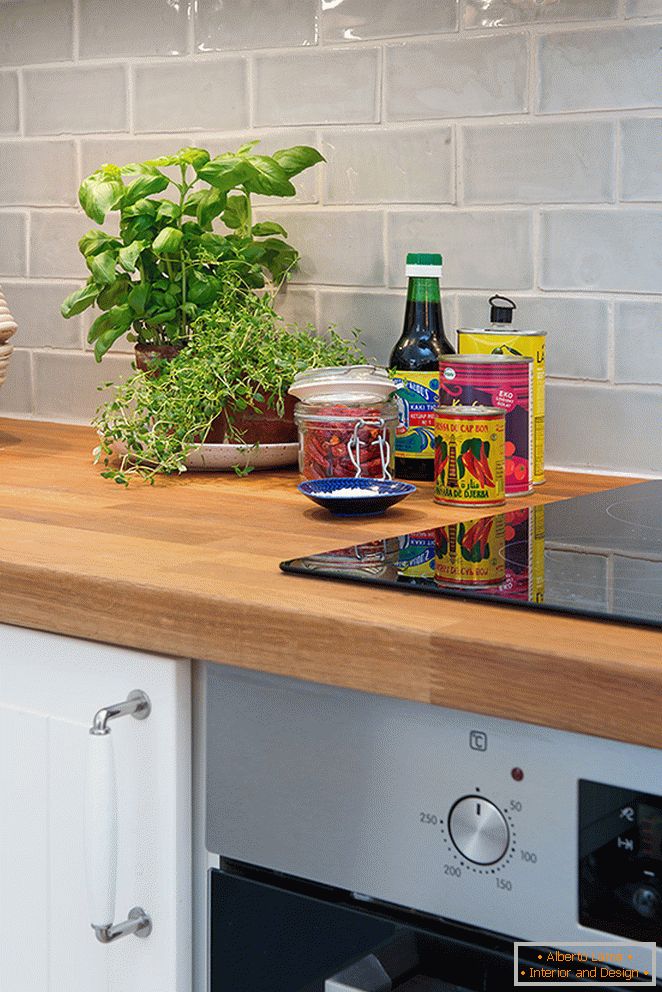 Lugar de trabajo en la cocina con una mesa de madera natural