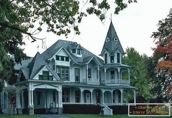 fachada de la casa en el estilo inglés