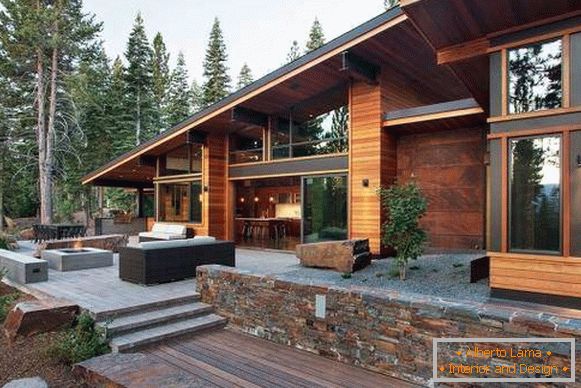 Casa de alta tecnología hecha de paneles sip con decoración de madera y metal