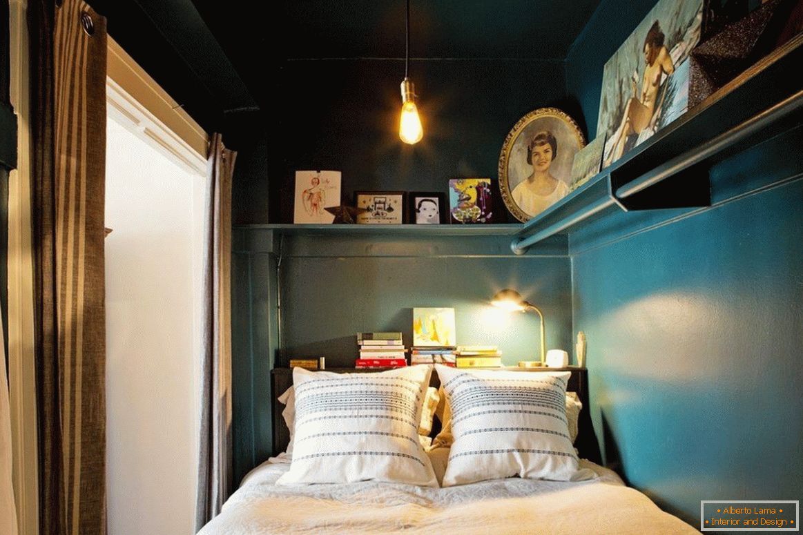 Dormitorio pequeño en color oscuro