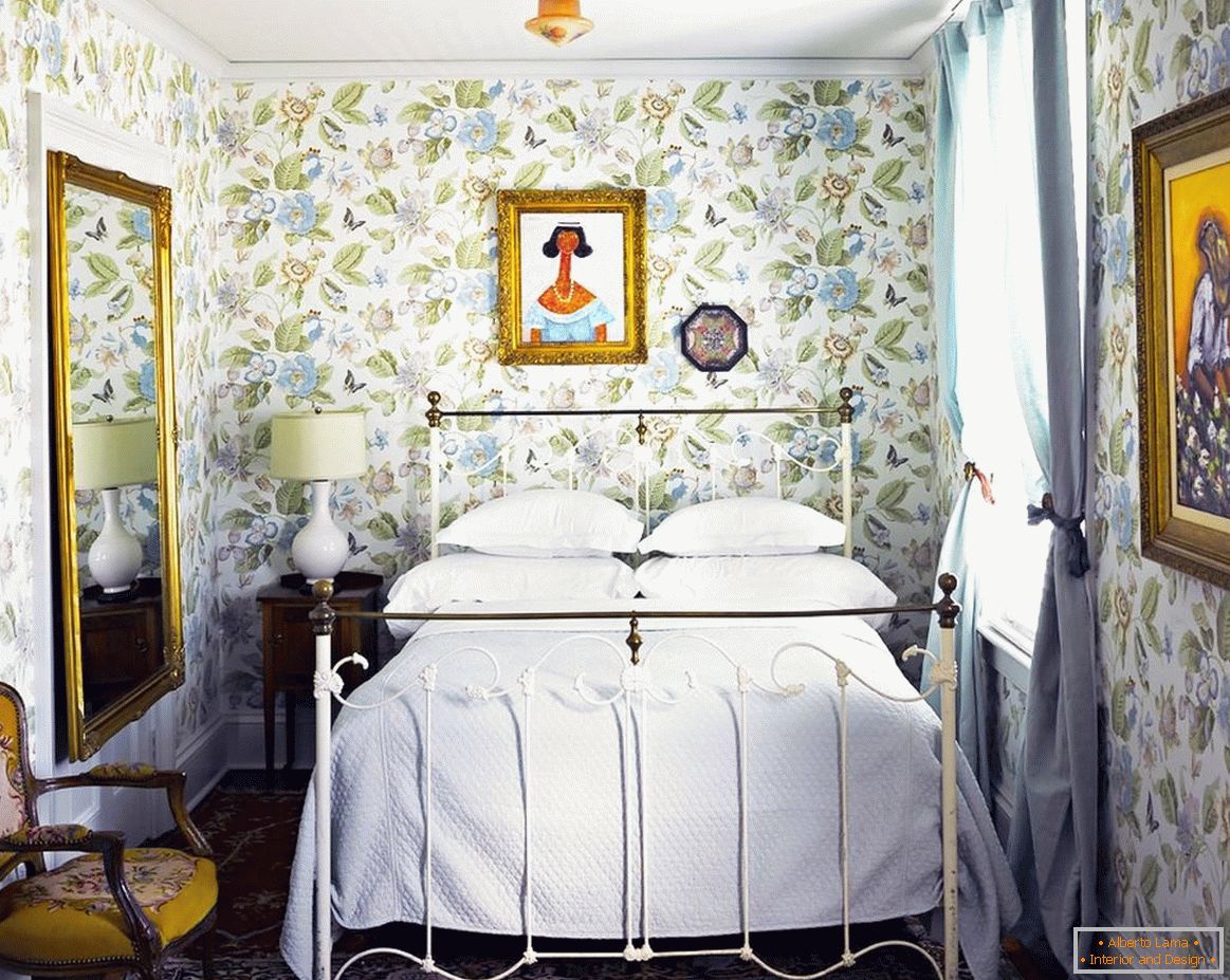 Escritorio con estampado floral en el dormitorio