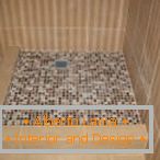 Mosaico en el piso en la ducha