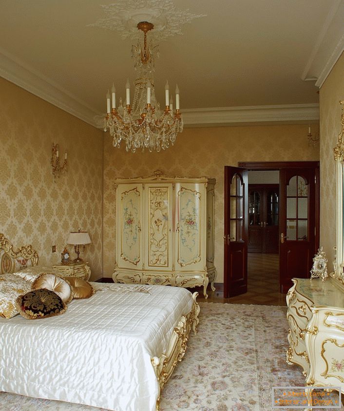 Araña de dormitorio en estilo barroco.
