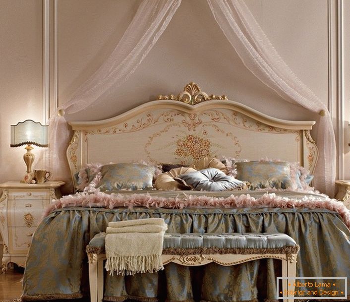 Un dosel ligero encima de la cama hace que el ambiente en la habitación sea acogedor y romántico.