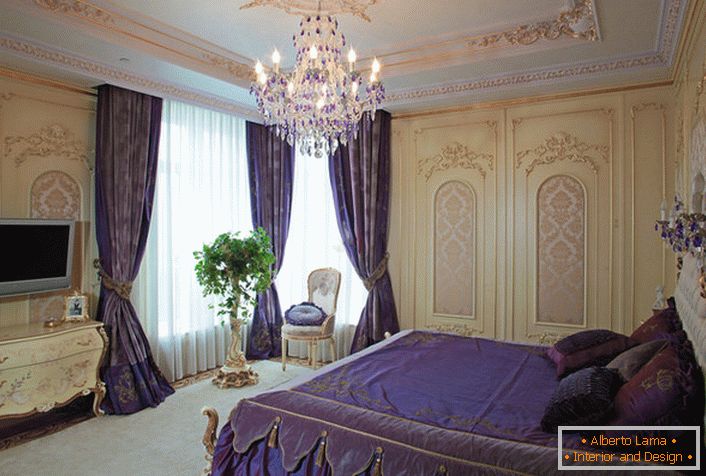 Para diseñar un dormitorio en estilo barroco, el diseñador utilizó acentos de color púrpura oscuro.