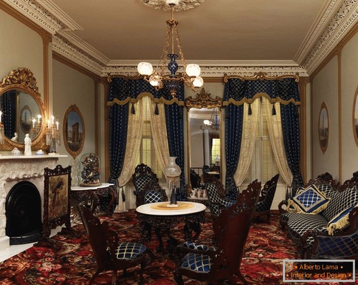 Los muebles y cortinas de tapicería están hechos de una tela en una jaula azul oscuro. En las mejores tradiciones del estilo barroco, los elementos interiores están decorados con elementos dorados.