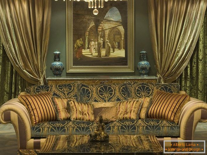 Un elegante sofá enorme con tapicería suave está decorado con almohadas de varios tamaños de acuerdo con el estilo del barroco.