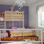 Habitación para niños con una cama de madera de dos pisos