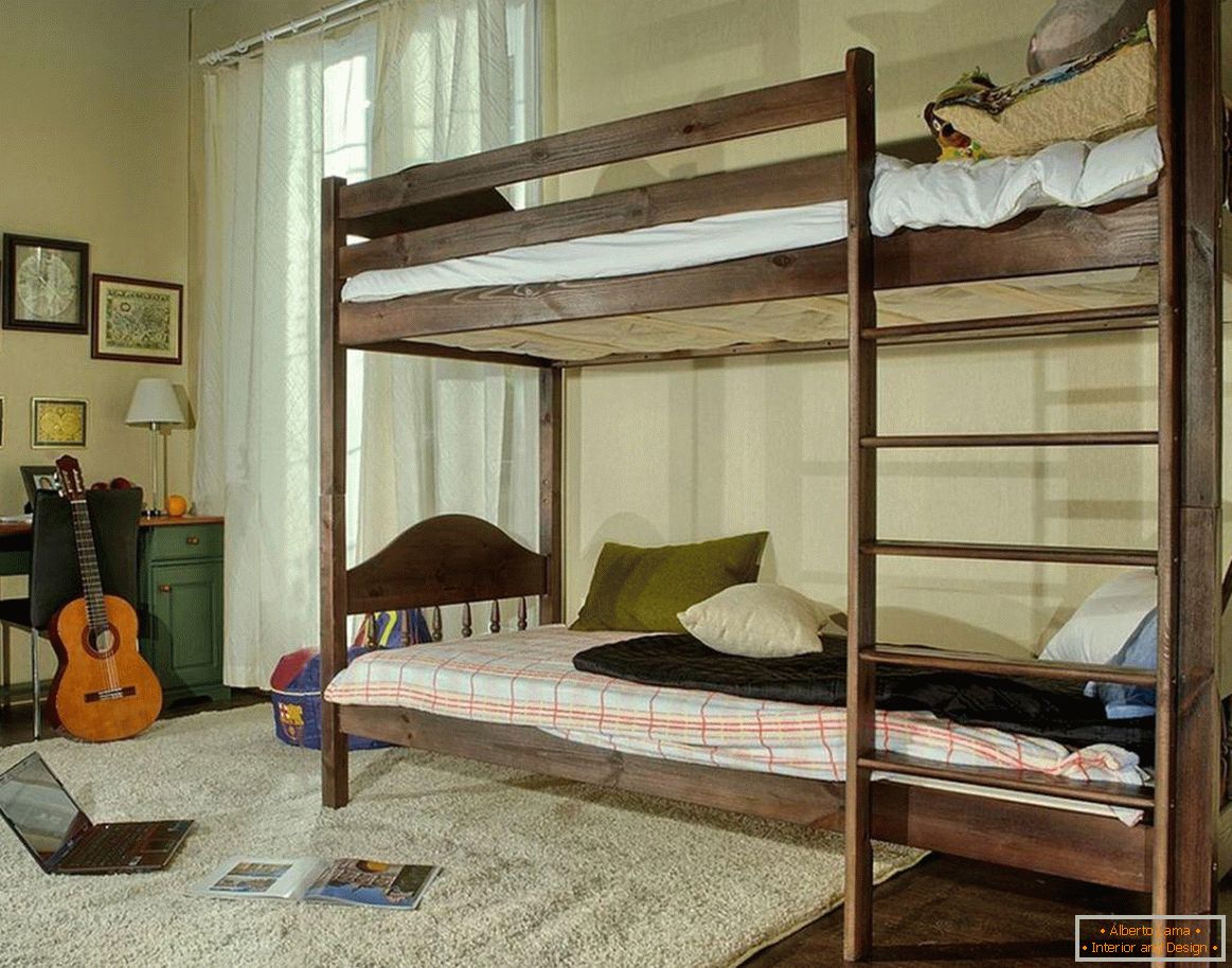 Una habitación para un adolescente con una litera de madera