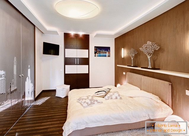 Dormitorio de un pequeño apartamento en Ucrania