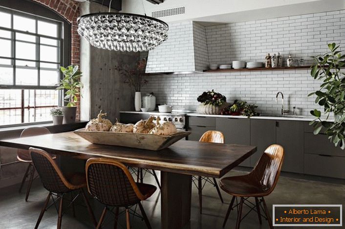 El estilo loft, que anteriormente se llamaba industrial, se ve genial en una cocina espaciosa y luminosa. 