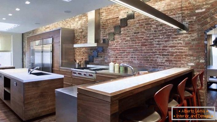 La pared de ladrillo se adapta muy bien en el interior de la cocina en estilo loft.