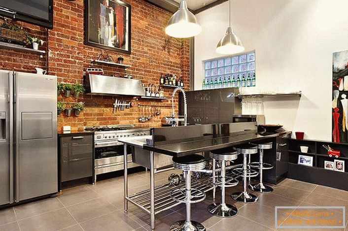 Los muebles de acero y cromo se adaptan perfectamente a la cocina en estilo loft. El espacio correctamente organizado no solo es práctico y funcional, sino también acogedor.