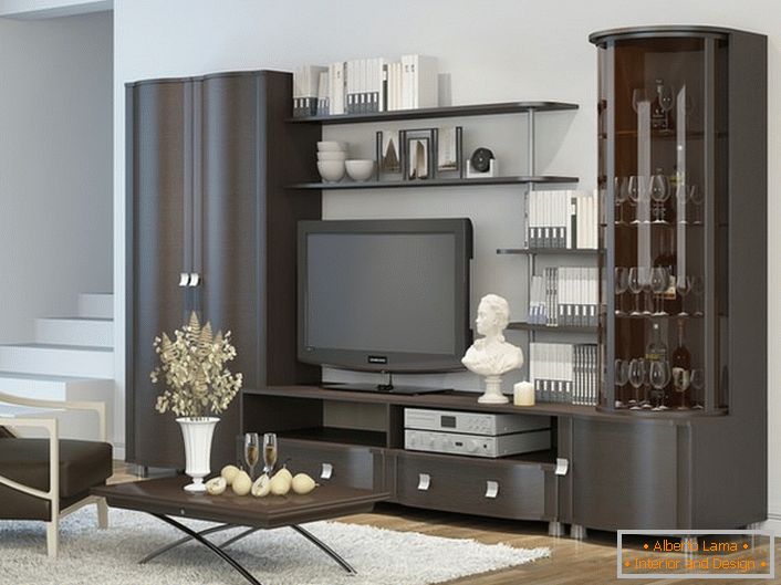 Solución elegante para la sala de estar. Los muebles de Wenge se combinan con un laminado que imita a un árbol.