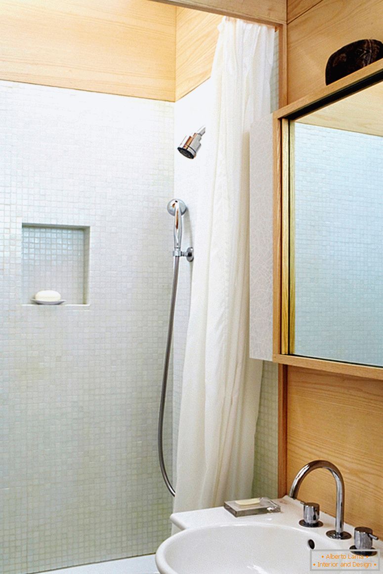 Cuarto de baño en un pequeño apartamento de dos niveles
