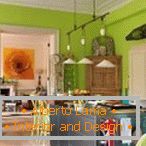 Cocina con paredes verdes claras