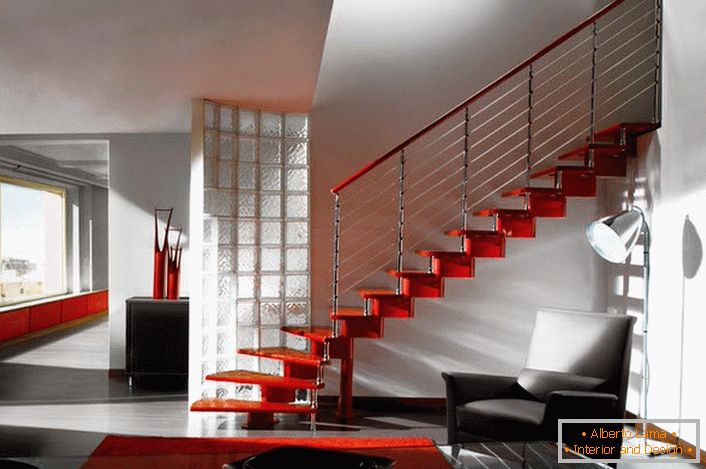Un elegante ejemplo de un tramo de escaleras para el interior de la casa en el estilo de alta tecnología. Si lo desea, puede colocar otro soporte en el medio del tramo.