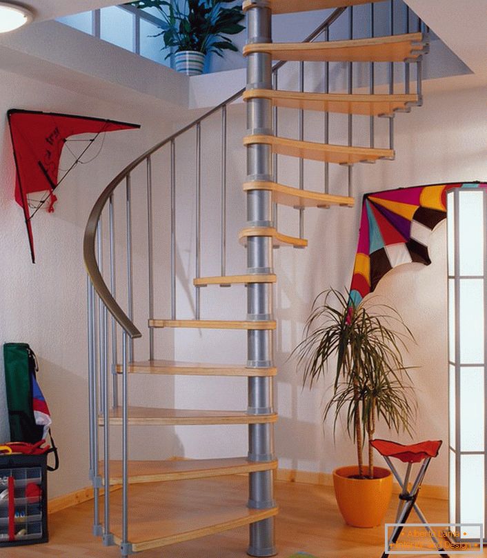 Elegante versión de la escalera de caracol modular. Lo principal es instalar de forma segura el soporte central y luego enroscar las estructuras modulares en el eje. Las personas mayores en una escalera tal para descender sin duda difícil.