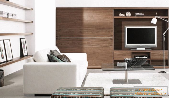La sala de estar está decorada de acuerdo con el estilo moderno, que acoge el uso de materiales de acabado de origen natural.