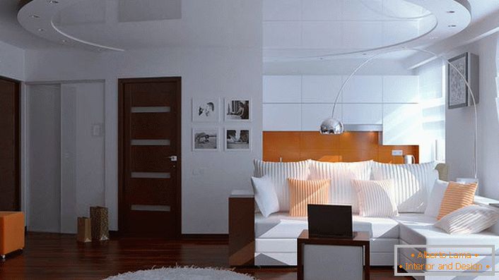 Sala de estar en un estilo moderno en un apartamento de ciudad común en Moscú. El interior no está atestado de detalles innecesarios.