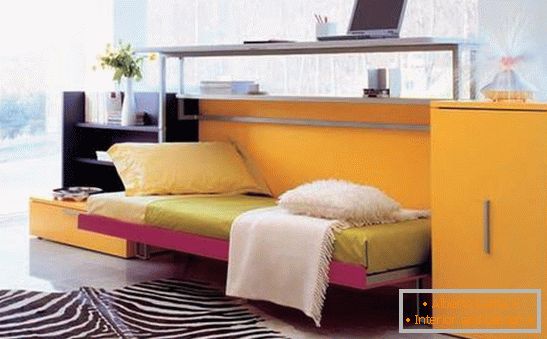 Muebles de un solo color en la sala de estar