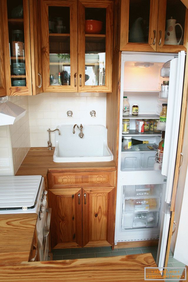 Refrigerador estrecho en la cocina