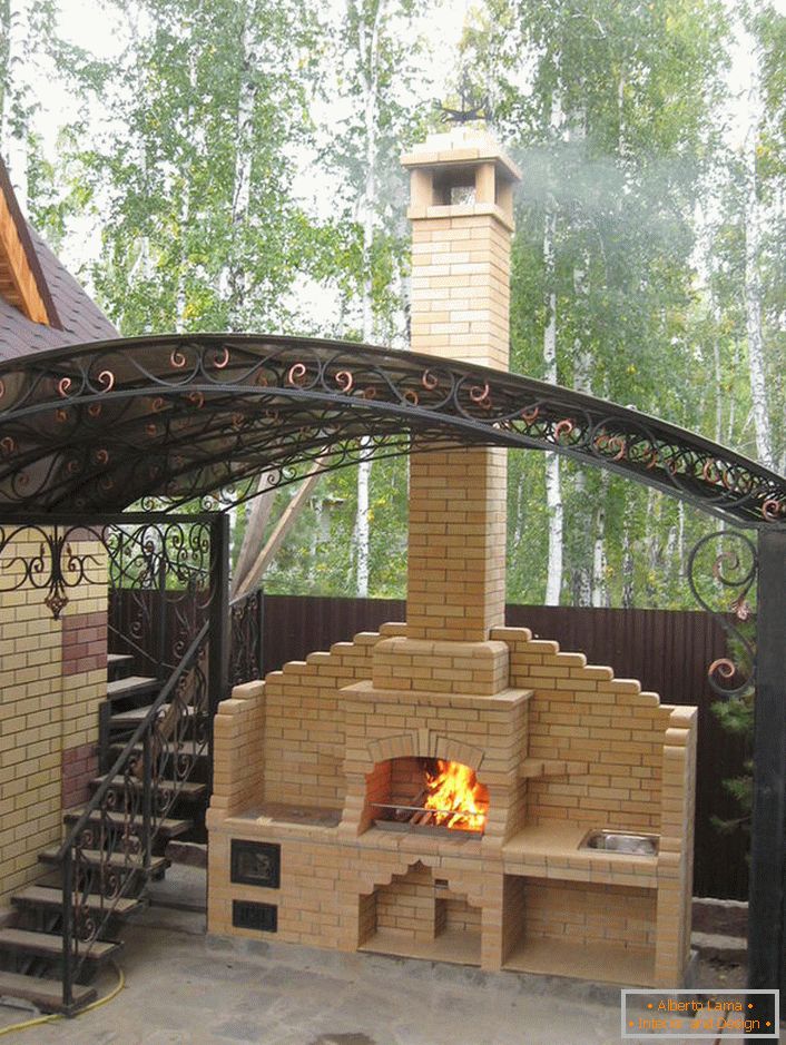 Simple en ejecución, un elegante horno de leña en una casa suburbana cerca de Moscú. 