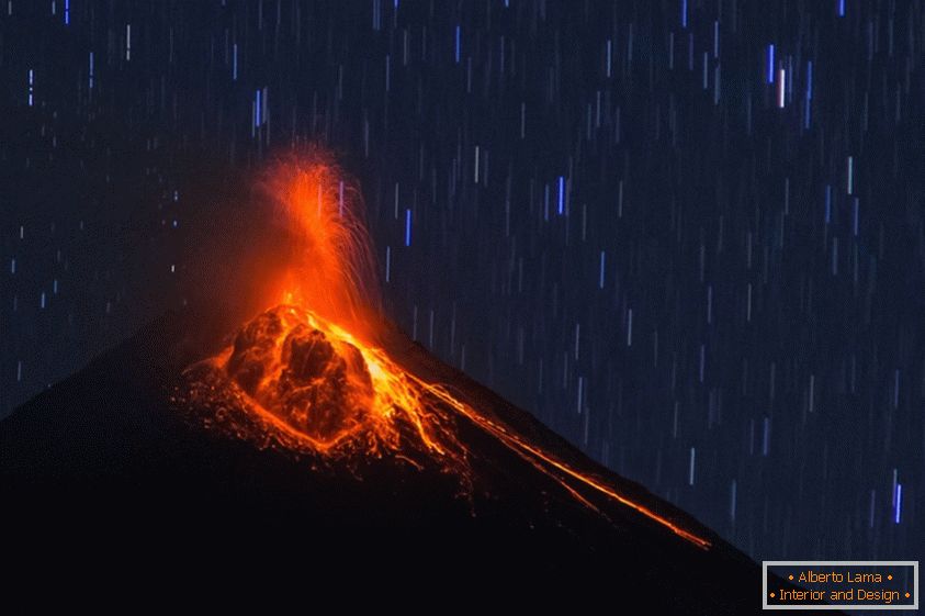 Erupción volcánica на фоне звёздного неба