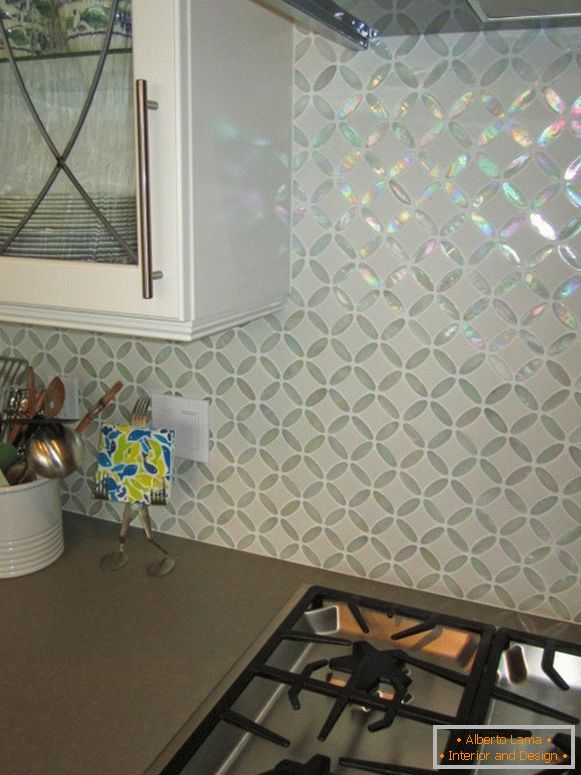 Delantal de cocina con un patrón de diferentes azulejos