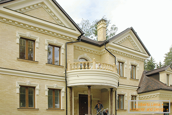 Fachada de casas con decoración de estuco de poliuretano