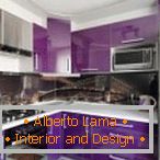 Diseño de una pequeña cocina violeta de esquina