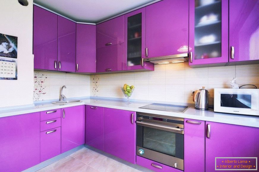 Diseño de cocina violeta esquina