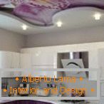 Diseño de cocina violeta с натяжными потолками
