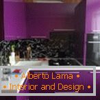 Color morado en el diseño de una pequeña cocina