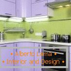 Diseño de una pequeña cocina verde y morada