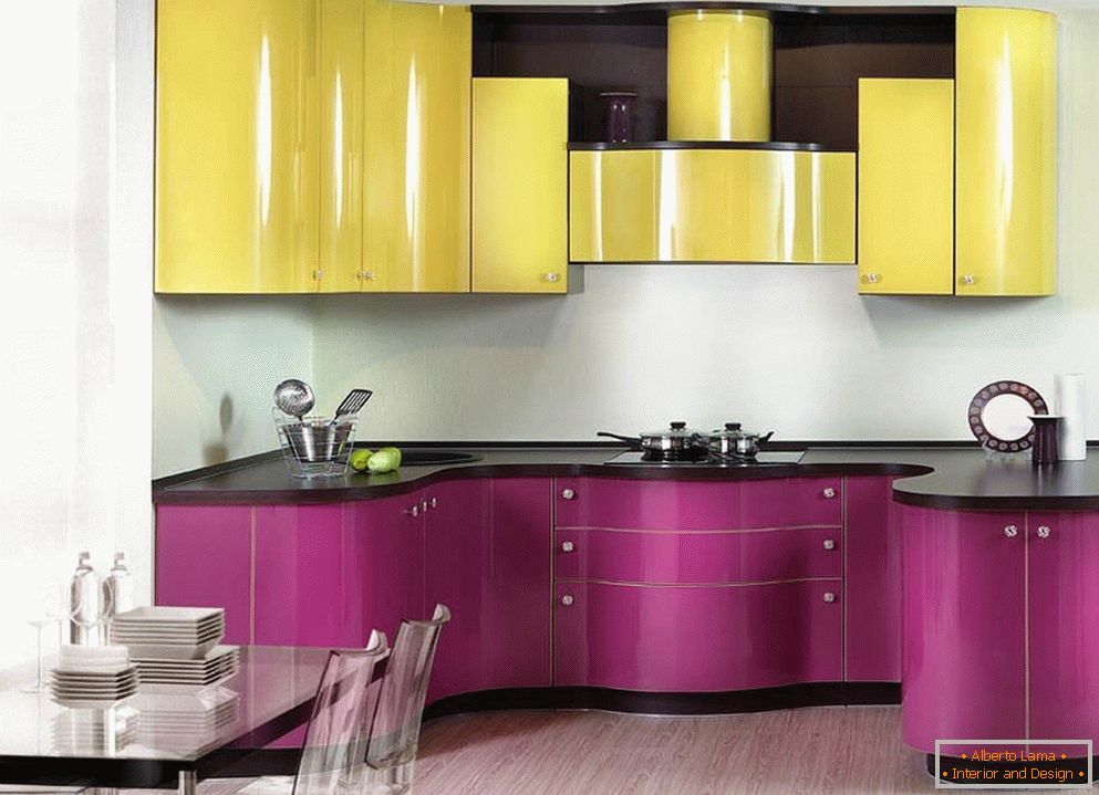 Cocina de color violeta amarillo en estilo Art Nouveau