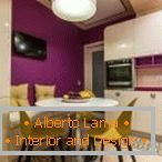 Cocina de color amarillo violeta con comedor