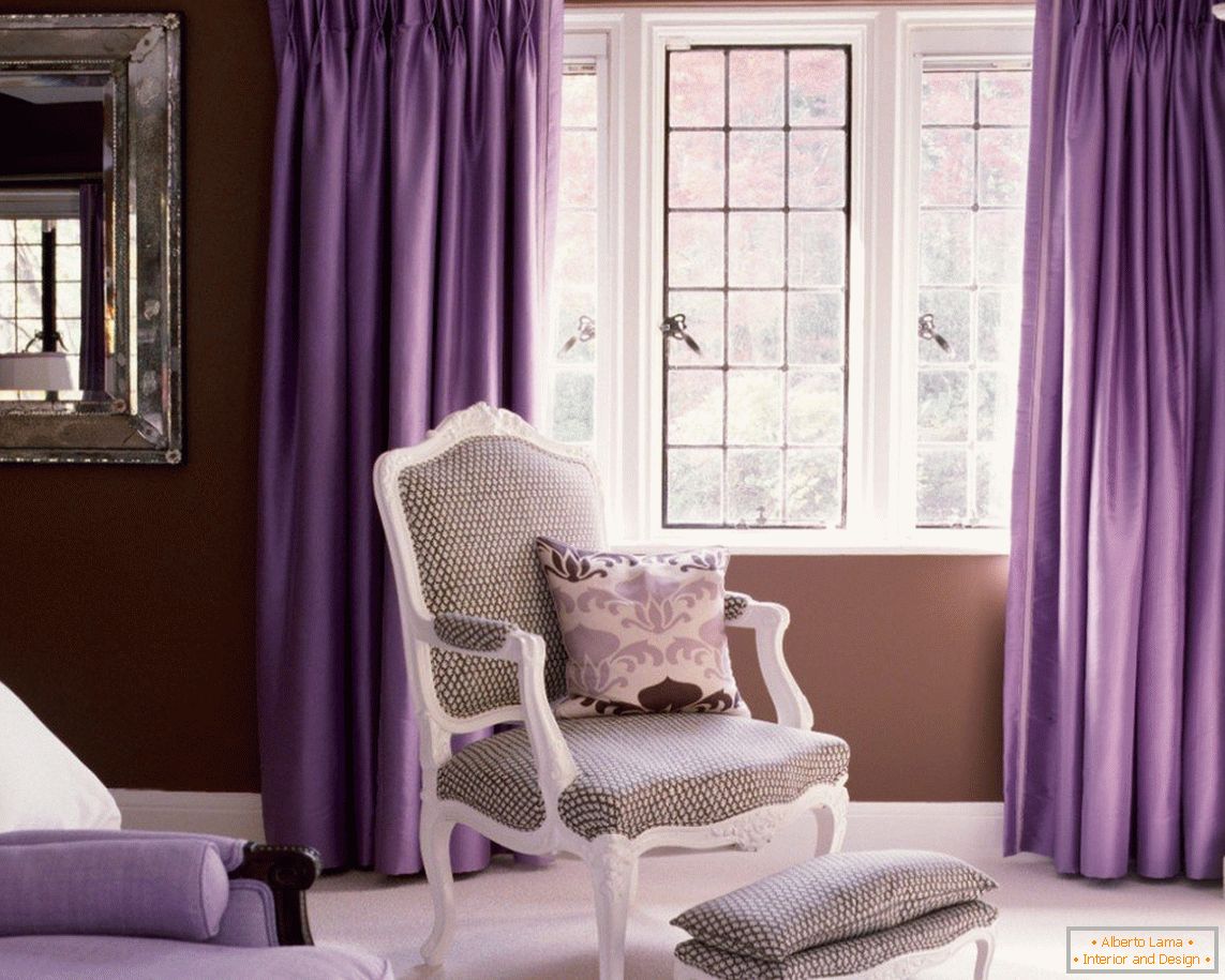 Cortinas violetas en la ventana