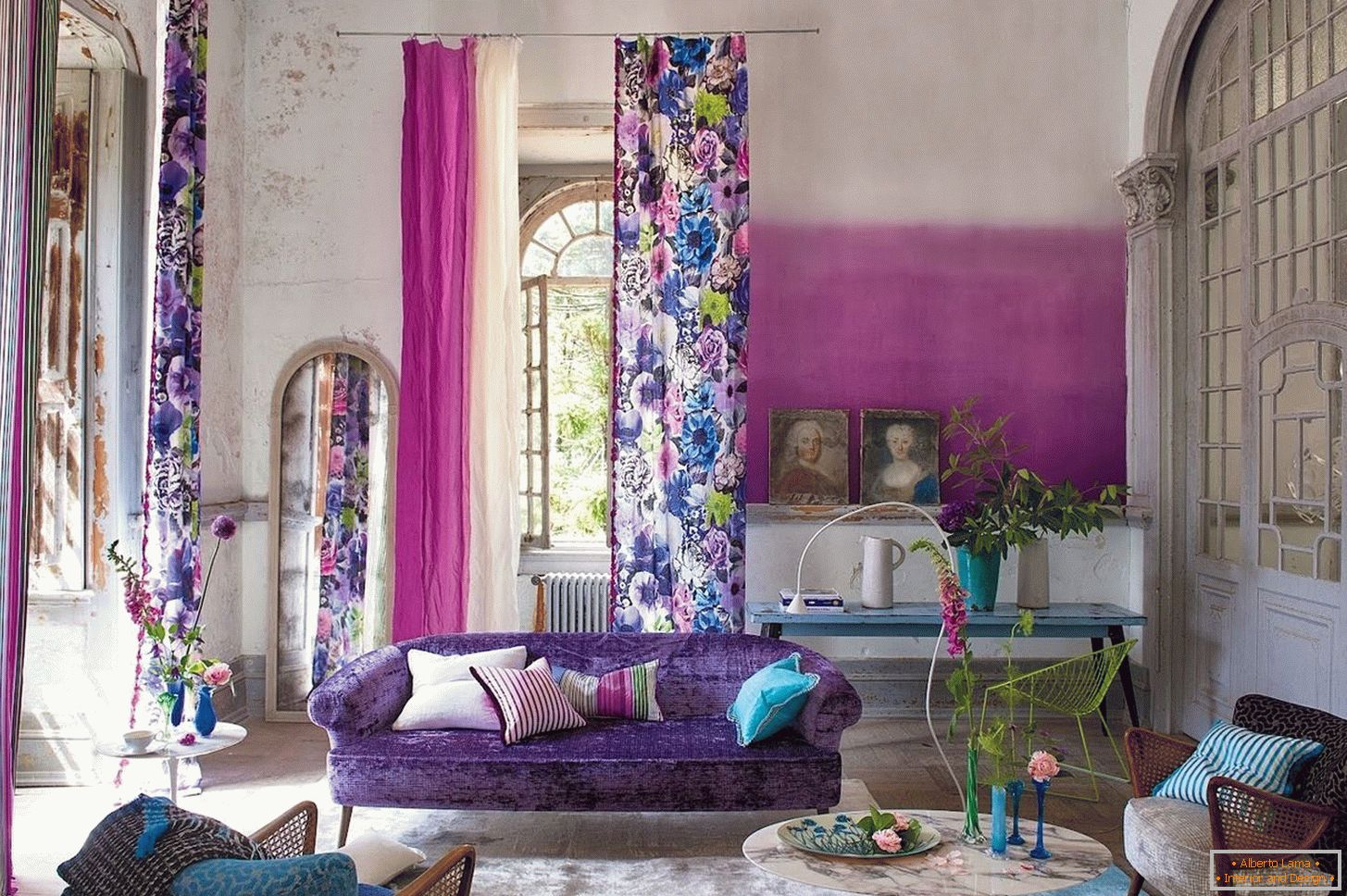 Sofá púrpura con almohadas
