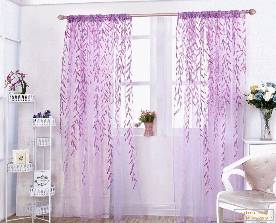 Estampado de flores en cortinas moradas