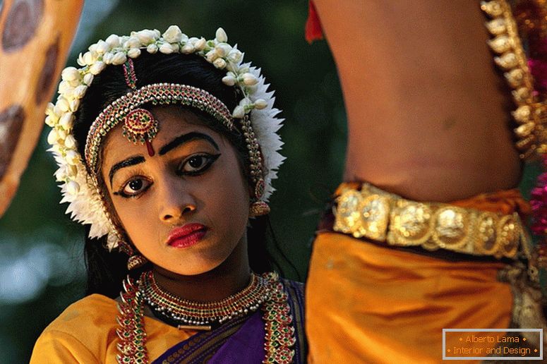 Chica en trajes nacionales indios