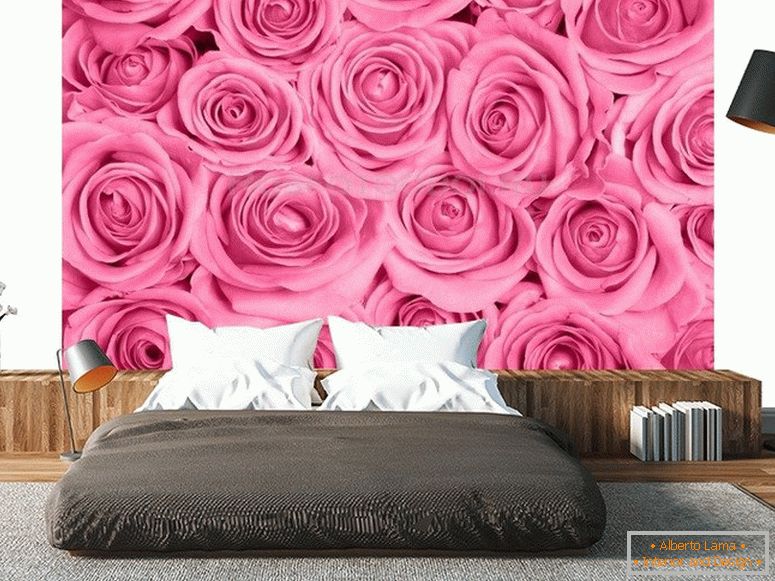 Rosas brillantes en la pared en el dormitorio