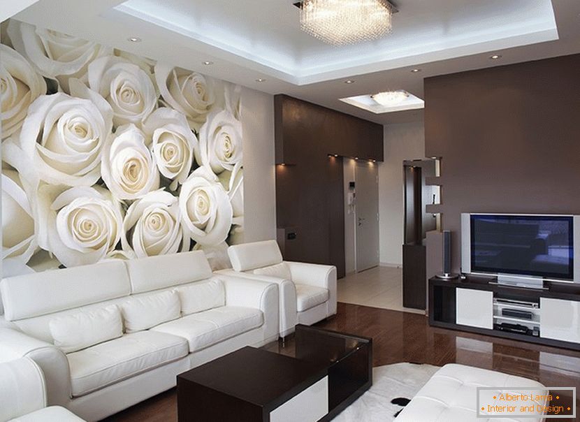 Rosas blancas en la pared en la sala de estar