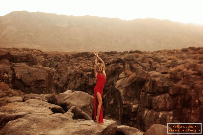 Hannah Kirkelie en una sesión de fotos sexual en el desierto